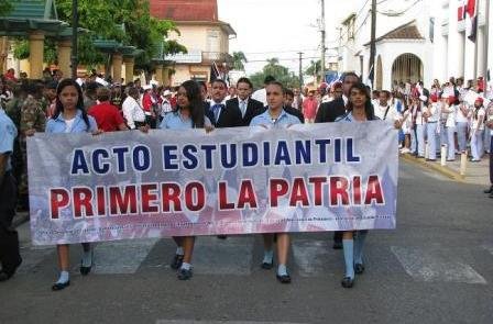 Acto Estudiantil frente al palacio municipal de Moca